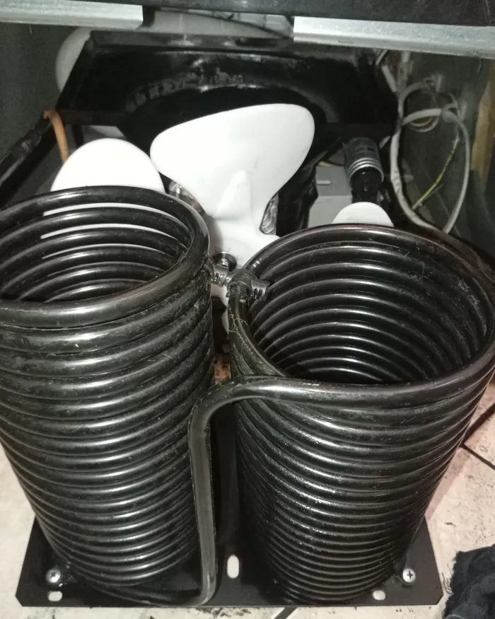 Componentes de refrigeração sendo analisados
