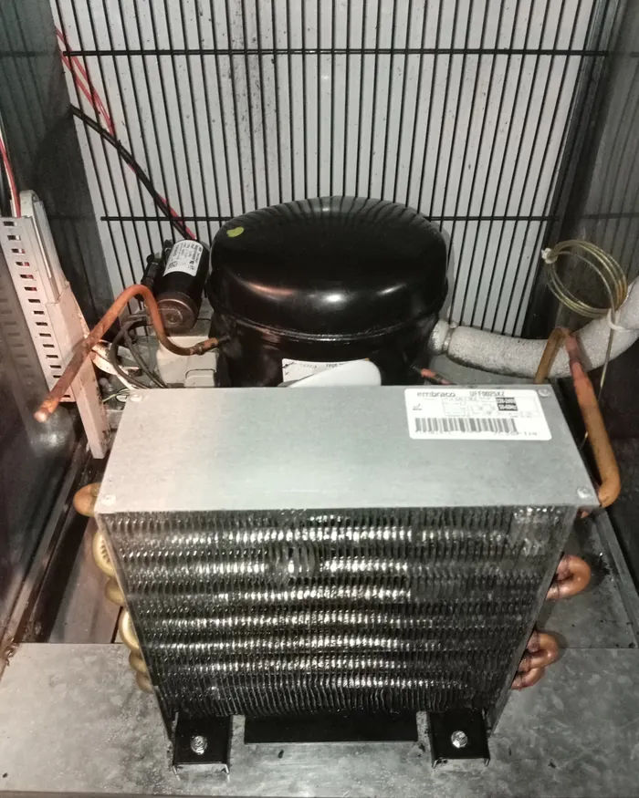 Compressor e condensador de um refrigerador