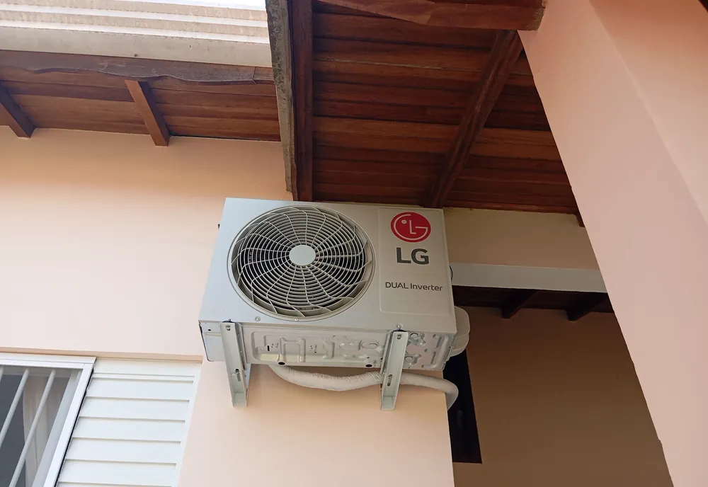 Condensadora de ar-condicionado instalada na parede de uma casa