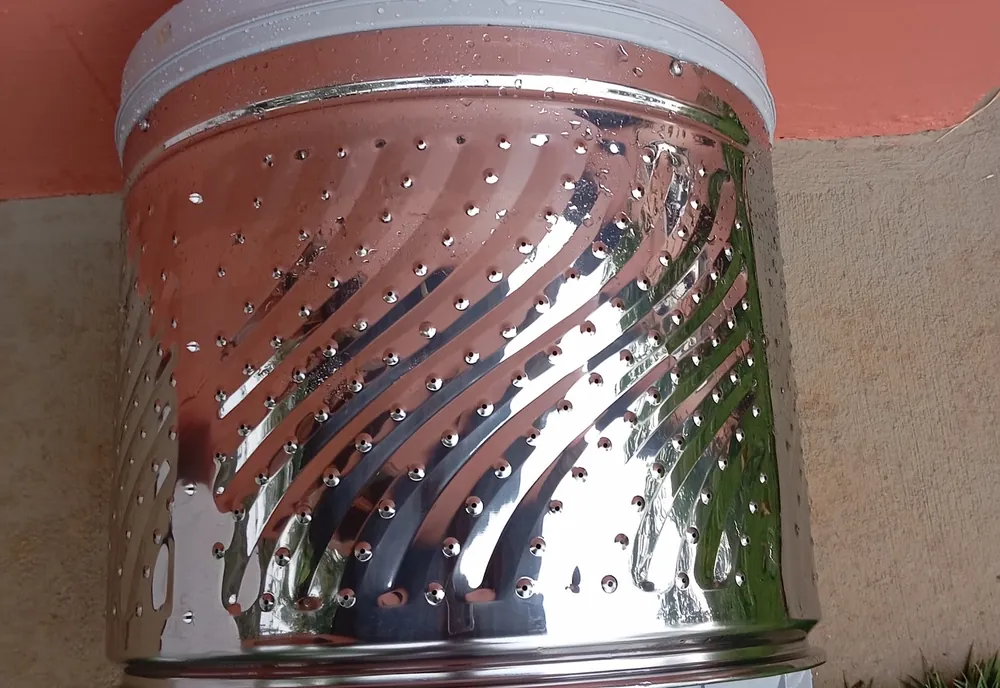 Cesto de máquina de lavar limpo depois do serviço