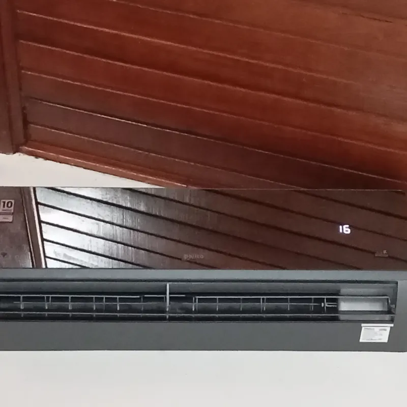 Ar-condicionado split instalado junto ao forro de madeira