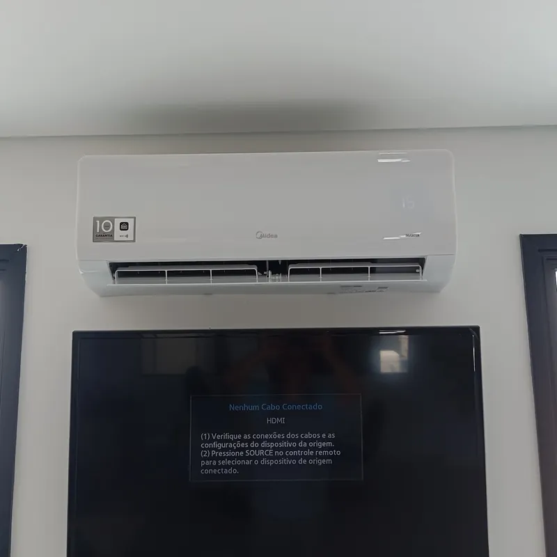 Ar-condicionado split instalado acima da televisão